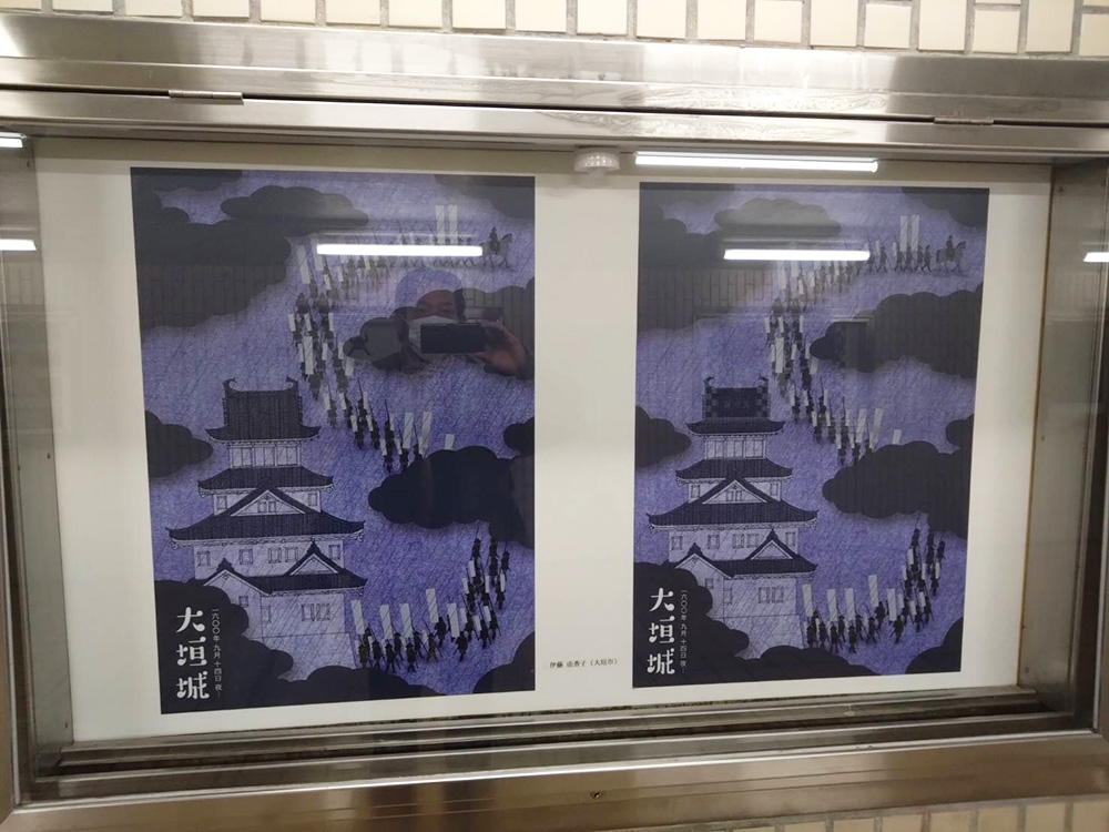 大垣駅地下道の展示風景